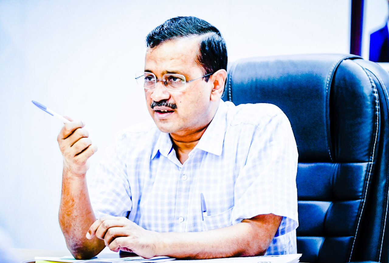 CM अरविंद केजरीवाल के ऊपर फेंका गया मिर्ची पाउडर,जानिए क्या कहा हमलावर ने?