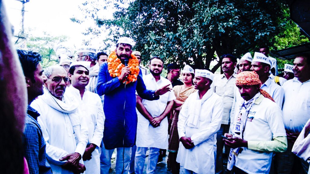 यमुनानगर :आज आम आदमी पार्टी के प्रदेशाध्यक्ष नवीन जयहिंद रादौर विधानसभा पहुंचे। रादौर में जयहिंद का स्वागत पुष्पहार पहनाकर किया गया। इस मौके पर प्रदेशाध्यक्ष नवीन जयहिंद ने रादौर विधानसभा से निर्दलीय विधायक का चुनाव लड़ चुके सतीश शर्मा को आम आदमी पार्टी की टोपी पहनाकर पार्टी की सदस्य्ता दिलाई।