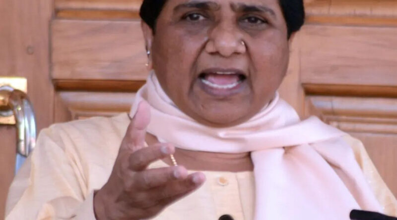 नई दिल्लीः सपा बसपा में हुआ समझौता,यूपी की 37-37 लोकसभा सीटों पर लड़ेंगे 2019 का चुनाव। बची 6 सीटों पर लड़ेंगे बागी और खास। अमेठी और राय बरेली को राहुल गाँधी और सोनिया गाँधी लिए छोड़ा।गठबंधन में कांग्रेस को नहीं दी कोई जगह।