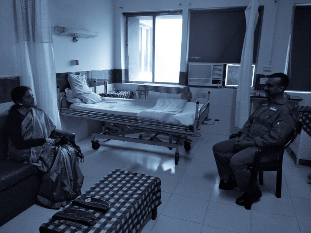 रक्षा मंत्री निर्मला सीथारमन दिल्ली स्थित एयर फ़ोर्स अस्पताल में पायलट अभिनंदन से मिली।पायलट को कल रात पाकिस्तान से वापिस आने के बाद करवाया गया था भर्ती।