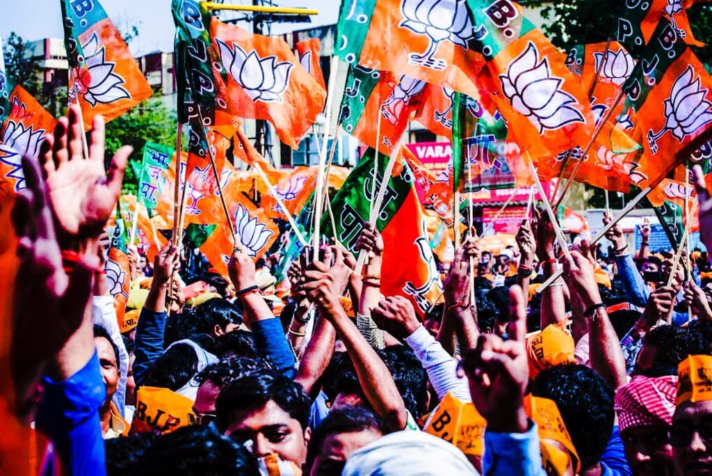 एक मार्च को फेसबुक पर डाले गए दोनों पोस्टर में पायलट अभिनंदन,मोदी बीजेपी अध्यक्ष अमित शाह और ओम प्रकाश शर्मा की तस्वीरें हैं।