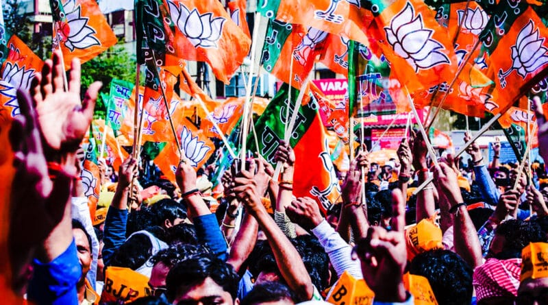 एक मार्च को फेसबुक पर डाले गए दोनों पोस्टर में पायलट अभिनंदन,मोदी बीजेपी अध्यक्ष अमित शाह और ओम प्रकाश शर्मा की तस्वीरें हैं।