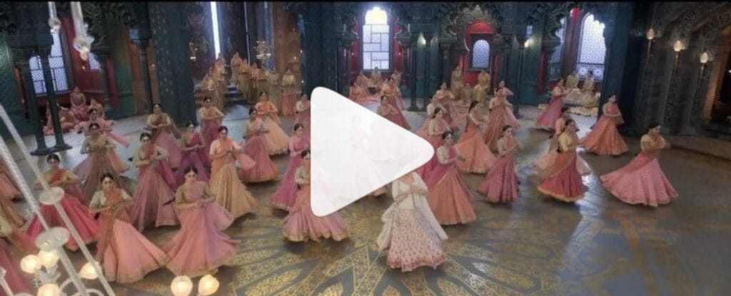 आज कलंक मूवी का गाना 'घर मोरे परदेशिया' माधुरी दीक्षित ,आलिया भट्ट और वरुण धवन पर फिल्माया गया गाना हुआ रिलीज़। प्रशंसकों ने जमकर की तारीफ़।