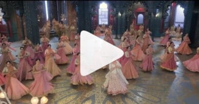 आज कलंक मूवी का गाना 'घर मोरे परदेशिया' माधुरी दीक्षित ,आलिया भट्ट और वरुण धवन पर फिल्माया गया गाना हुआ रिलीज़। प्रशंसकों ने जमकर की तारीफ़।