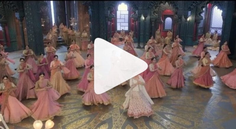 आज कलंक मूवी का गाना 'घर मोरे परदेशिया' माधुरी दीक्षित ,आलिया भट्ट और वरुण धवन पर फिल्माया गया गाना हुआ रिलीज़। प्रशंसकों ने जमकर की तारीफ़।