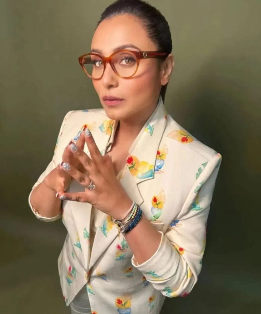 आज बॉलीवुड अभिनेत्री 'रानी मुखर्जी' का जन्म दिन है। रानी मुखर्जी ने फिल्म 'राजा की आएगी बारात' फिल्म से हिंदी सिनेमा में डेब्यू किया था। फिल्म परदे पर कुछ खास नहीं चल पाई। लेकिन रानी का सितारा जरूर चमक गया। इस फिल्म के बाद रानी मुखर्जी बॉलीवुड में ऐसी चमकी कि फिर मुड़कर पीछे नहीं देखा।