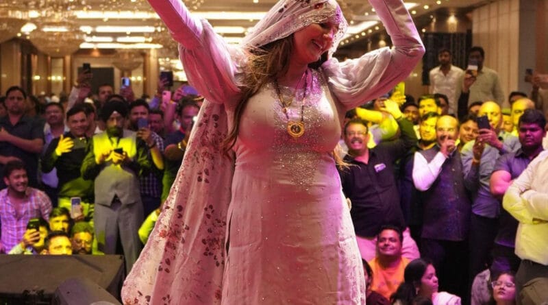 हरियाणा की स्टेज डांसर से बॉलीवुड तक बड़ी स्पीड से छलांग लगाने वाली सपना चौधरी बिग बॉस 11 से सुर्खियों में आई। हालांकि सपना चौधरी बिग बॉस में फाइनल तक नहीं पहुंच पाई लेकिन यहां से उनको बॉलीवुड का टिकट जरूर मिल गया है।