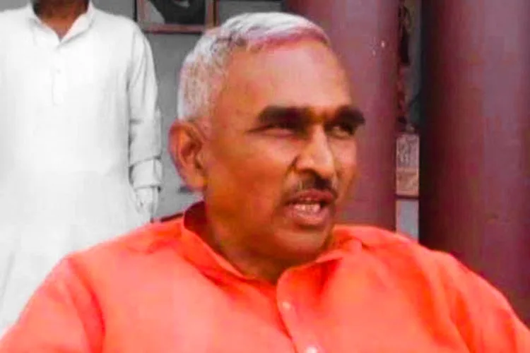 बीजेपी विधायक सुरेंद्र सिंह ने कांग्रेस अध्यक्ष राहुल गांधी की माता सोनिया गांधी को कहा नर्तकी। सपना चौधरी ने अभी तक कांग्रेस पार्टी की सदस्य्ता नही ली है। हेमा मालिनी के खिलाफ चुनाव लड़ने की आ रही थी खबरें।