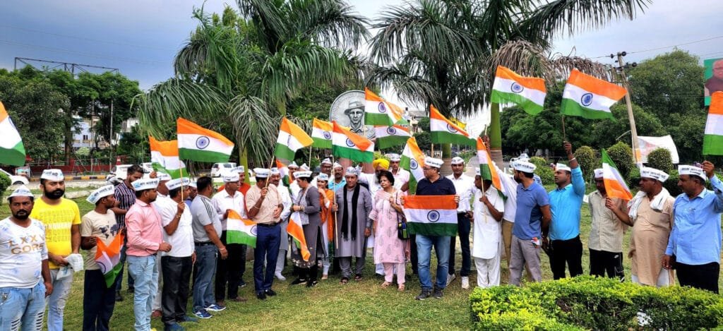 आम आदमी पार्टी पंचकूला ने आज शहीदी दिवस के अवसर पर देश की आजादी में अहम योगदान देने वाले देश के लिए अपने प्राणों को न्यौछावर करने वाले शहीद-ए-आजम भगत सिंह , राजगुरु , सुखदेव को शहीद भगत सिंह चौंक पर पुष्प अर्पित कर श्रद्धांजलि दी।