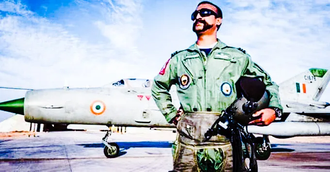 जांबाज पायलट विंग कमांडर अभिनंदन वर्तमान जिन्होंने मिग 21 विमान से पाकिस्तान के एफ 16 लड़ाकू विमान को मार गिराया था ,अस्पताल से चार सप्ताह की छुट्टी मिलने पर घर जाने की जगह अपने स्क्वाड्रन श्रीनगर में जाना पसंद किया।