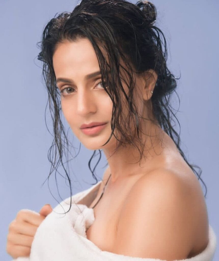 बॉलीवुड अभिनेत्री अमीषा पटेल पर रांची के एक फिल्ममेकर ने 2.5 करोड़ रुपए वापिस न करने का आरोप लगाया है। पैसे वापिस मांगने पर दी धमकी।