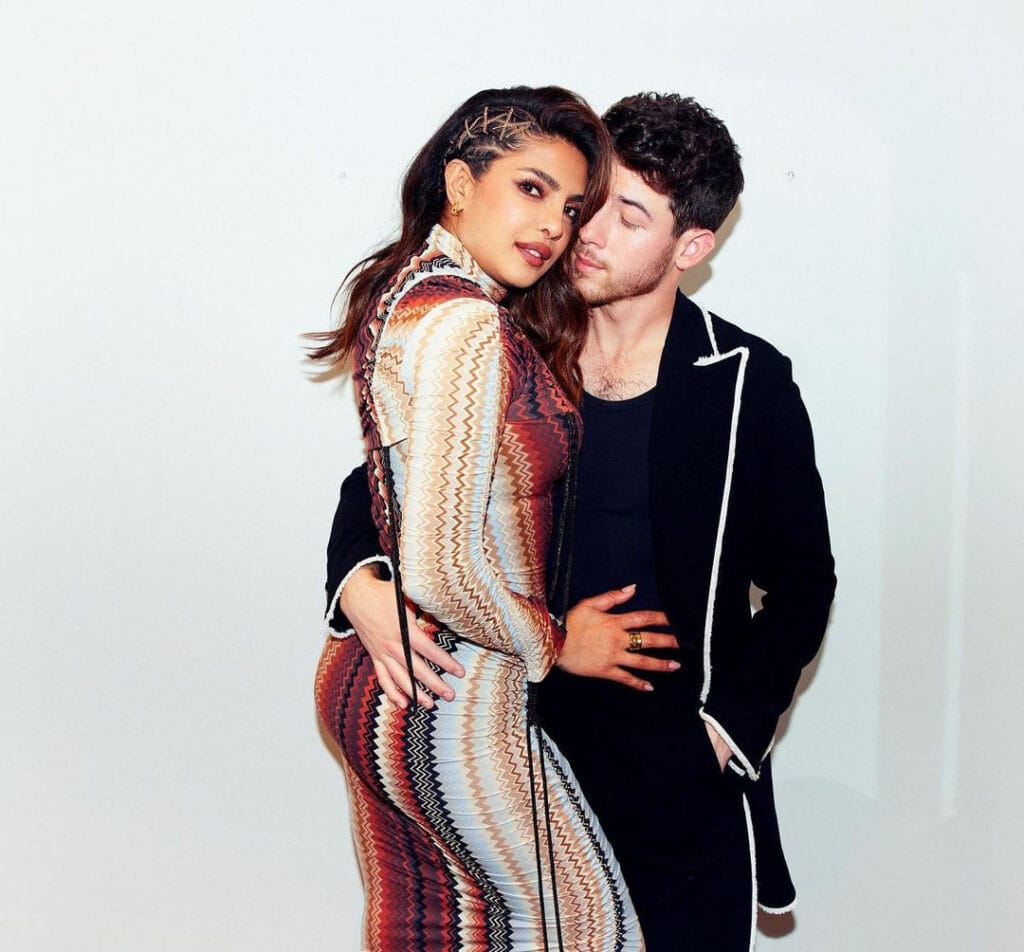 Priyanka Chopra ने लहराई ब्रा 