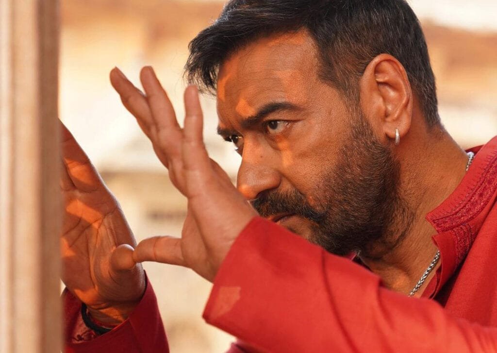 अजय देवगन के जन्मदिन के मौके पर 'दे दे प्यार दे' के निर्माताओं ने फिल्म का ट्रेलर जारी किया। फिल्म में तब्बू और रकुल प्रीत भी हैं।