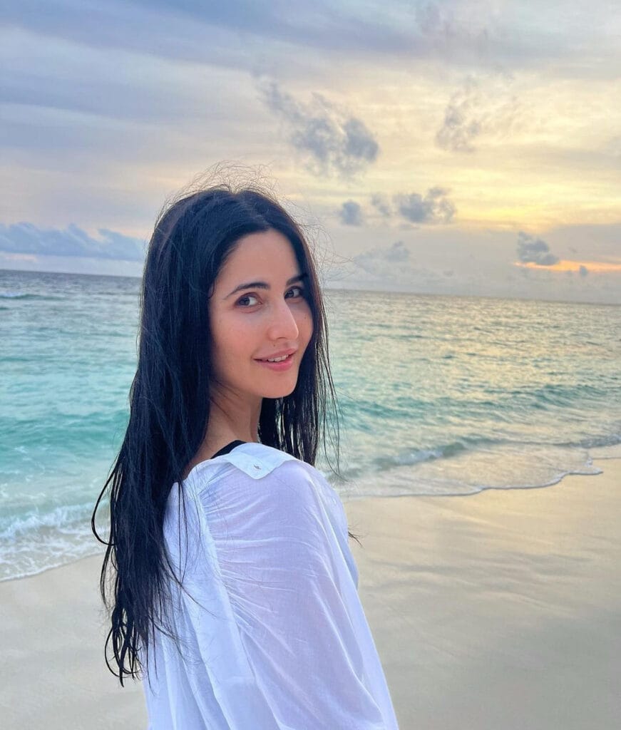 कटरीना कैफ के फॉलोवर्स इंटाग्राम पर दो करोड़ पार कर चुके हैं। कटरीना समुद्र किनारे मस्ती करती नजर आई। उनका वीडियो इंस्टाग्राम पर वायरल हो रहा है। 20 घंटे में उनके वीडियो को तीन लाख के आसपास देखा जा चूका है।