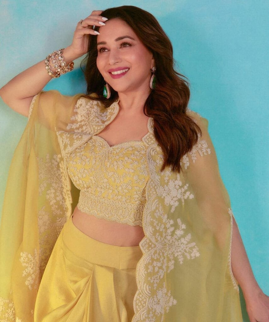 कलंक फिल्म का गाना तबाह हो गए हुआ रिलीज। कलंक फिल्म के गाने में माधुरी दीक्षित ने अपनी अदाओं से सब को कायल कर दिया। बॉलीवुड में धक-धक गर्ल नाम से मशहूर माधुरी दीक्षित पर कलंक फिल्म का गाना 'तबाह हो गए' फिल्माया गया है।
