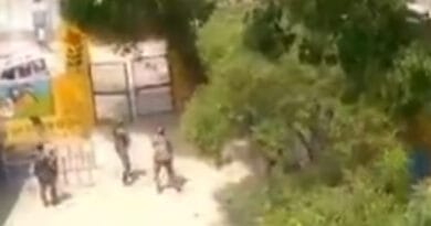 उत्तरप्रदेश के शामली में मतदाताओं ने अपने वोटर आईडी कार्ड दिखाए बिना फर्जी मतदान करने की कोशिश की। भीड़ को तीतर भीतर करने के लिए बीएसएफ को हवाई फायरिंग करनी पड़ी।