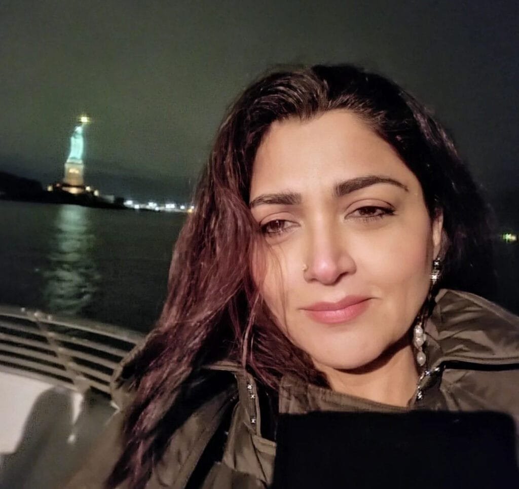 बेंगलुरु में कांग्रेस की रैली के दौरान एक युवक ने अभिनेता से नेता बनी खुशबु सुंदर के साथ की छेड़छाड़। घटना उस समय की है जब अभिनेत्री रैली की गाड़ी की तरफ बढ़ रही थी।