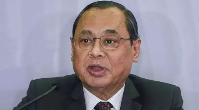 जस्टिस अरुण मिश्रा ,आर एफ नरीमन और दीपक गुप्ता की पीठ ने सीबीआई निदेशक ,दिल्ली पुलिस कमिश्नर इंटेलिजेंस ब्यूरो के चीफ को मुख्य न्यायाधीशों के बैठक के लिए साढ़े बारह बजे मुख्य न्यायाधीश रंजन गोगोई पर लगे यौन उत्पीड़न के आरोप की जांच के लिए बुलाया।