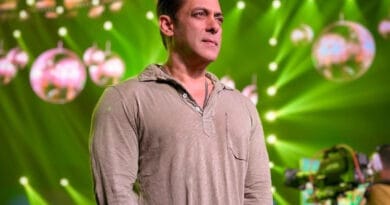 सलमान खान' की आने वाली मूवी 'भारत' का ट्रेलर आज हुआ रिलीज। इस ट्रेलर को लोग बार बार देख रहे हैं। इस ट्रेलर ने आते ही सिनेमा जगत में धमाल मचा दिया है। फिल्म के ट्रेलर की जानकारी खुद भाई जान Salman Khan ने अपने ट्विटर एकाउंट पर दी। इससे पहले सलमान खान ने फिल्म 'भारत' के दो पोस्टर भी जारी किए थे। जिनमें एक पोस्टर में सलमान किसी कोयले की खदान में काम करने वाले मजदूर की लुक में नजर आए जबकि दूसरे पोस्टर में कटरीना कैफ Katrina Kaif  के साथ नजर आए।