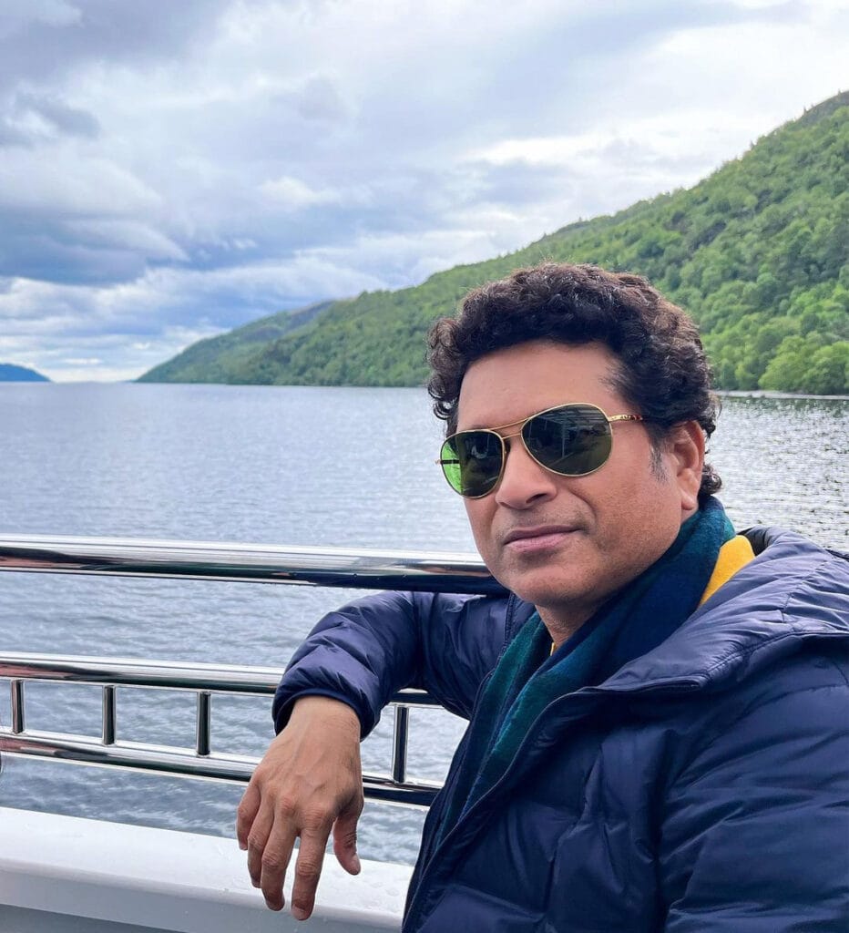 आज क्रिकेट के भगवान कहे जाने वाले 'सचिन तेंदुलकर' का जन्म दिन है। उनका जन्म 24 अप्रैल 1973 को हुआ था। सचिन तेंदुलकर देश के ऐसे पहले बल्लेबाज हैं जिनको खेल की वजह से भारत रत्न पुरस्कार मिला हो। सचिन तेंदुलकर ने अपने खेल के दौरान कई ऐसे रिकॉर्ड बनाए हैं जिनको तोड़ना नामुमकिन सा लगता है। हालांकि उनके द्वारा बनाए गए कुछ रिकॉर्ड तो टूट चुके हैं ,फिर भी कुछ ऐसे हैं जिनको तोड़ना टेडी खीर कहा जा सकता है।