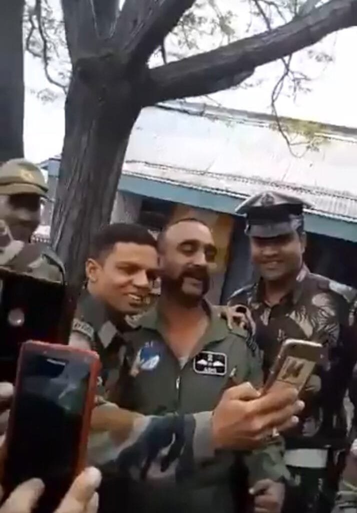 पाकिस्तान में घुसकर उसके एफ-16 विमानों को मार गिराने के बाद भारतीय वायुसेना के अधिकारी विंग कमांडर अभिनंदन देश के हीरो बन गए थे। उनका एक वीडियो सोशल मीडिया पर खूब वायरल हो रहा है।