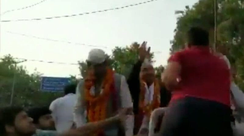 दिल्ली के मुख्य मंत्री अरविंद केजरीवाल को मोती नगर में रोड शो के दौरान युवक जड़ा थप्पड़। आम आदमी पार्टी ने इसे विपक्ष द्वारा प्रायोजित हमला बताया।