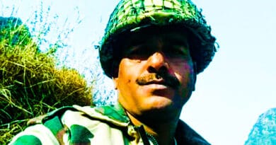 बीएसएफ के पूर्व जवान तेज बहादुर यादव ने चुनाव आयोग के फैसले को चुनौती देते हुए सुप्रीम कोर्ट का दरवाजा खटखटाया है। दरअसल वाराणसी निर्वाचन क्षेत्र से उनका नामांकन समाजवादी पार्टी के टिकट पर खारिज कर दिया गया था , जहां से प्रधानमंत्री नरेंद्र मोदी फिर से चुनाव लड़ रहे हैं।