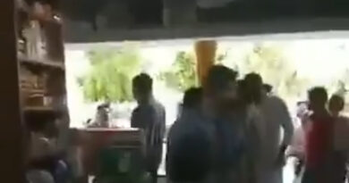 बॉलीवुड अभिनेता अनुपम खेर के सामने पत्नी किरण खेर के लिए चंडीगढ़ में वोट मांगते समय ऐसी स्थिति आई जिसका वे जवाब नही दे पाए और हाथ जोड़कर आगे निकल लिए।