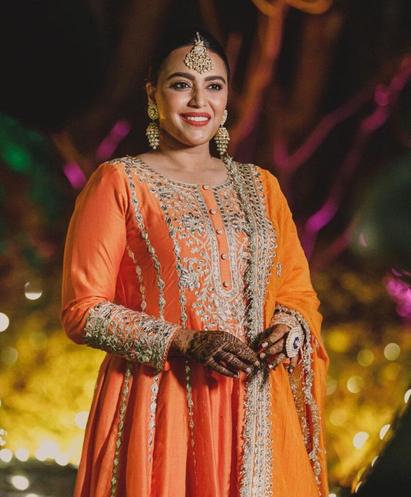 बॉलीवुड अभिनेत्री स्वरा भास्कर अपनी हाजिर जवाबी के लिए जानी जाती हैं। पिछले दिनों स्वरा ने बिहार के बेगूसराय में कन्हैया कुमार के लिए चुनाव प्रचार किया था। आजकल दिल्ली में आम आदमी पार्टी के लिए प्रचार कर रही हैं।