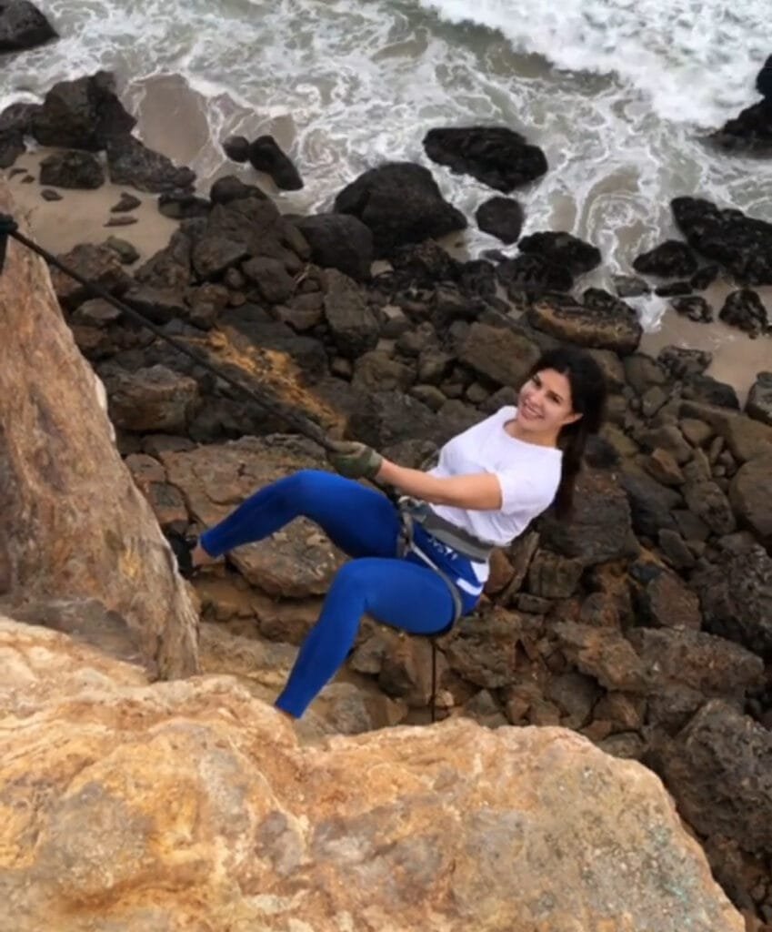 बॉलीवुड अभिनेत्री जैकलीन फर्नांडिस का एक वीडियो सोशल मीडिया पर खूब वायरल हो रहा है। वीडियो में जैकलीन ऐसा स्टंट कर रही हैं जिसको देखकर आपकी सांसे रुक जाएंगी।