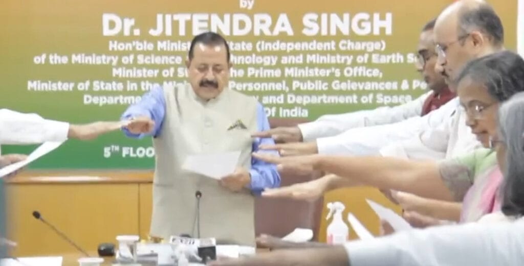 पुरे देश में किसानों के कर्ज माफ़ की विभिन्न योजनाएं चल रही हैं। धनाढ्य कंपनियों के मालिकों के कर्ज माफ़ हो रहे हैं। आम लोगों और गरीब वर्ग के लिए अभी तक कर्ज माफ़ की कोई योजना नही है ,लेकिन अब कॉर्पोरेट मंत्रालय ऐसी योजना लाने की तैयारी कर रहा है।