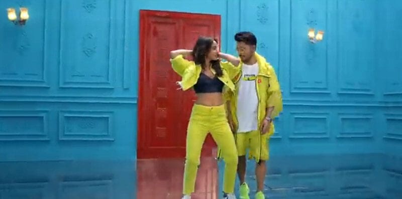 बॉलीवुड सिंगर और डांसर नेहा कक्कड़ और उनकी बहन सोनू कक्कड़ के बीच हुआ सिंगिंग कंपीटिशन। वीडियो में दोनों एक गाने पर सिंगिंग कर रही हैं। वायरल हो रहा है वीडियो।