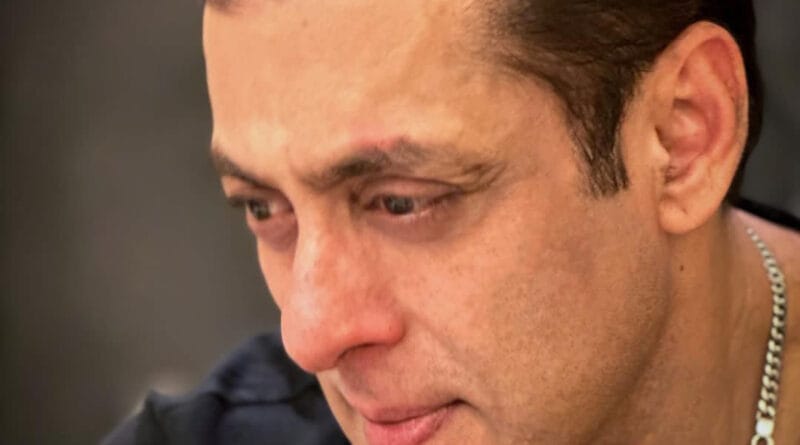 सलमान खान की भारत फिल्म भी दीपिका पादुकोण की फिल्म पद्मावत की तरह मुश्किल में नजर आ रही है। भारत फिल्म के रिलीज होने में नाम को लेकर रोड़ा अटक गया है।