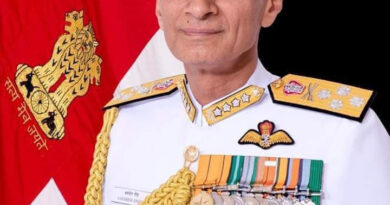 नौसेना के नए प्रमुख वाइस एडमिरल करमबीर सिंह ने विवादों के बीच नौसेना प्रमुख का पदभार संभाल लिया है।भारत की नौसेना के प्रमुख के रूप में आज शुक्रवार को वाइस एडमिरल करमबीर सिंह ने पदभार संभाल लिया है।