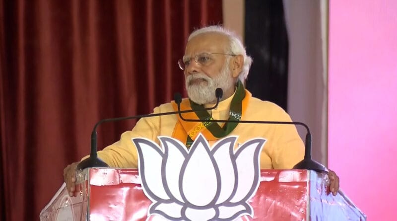 कल शाम गुरूवार के दिन प्रधानमंत्री नरेंद्र मोदी ने दूसरी बार प्रधानमंत्री पद की शपथ राष्ट्रपति भवन में ली। इस शपथ ग्रहण समारोह में कई हजार मेहमानों ने हिस्सा लिया। देश-विदेश की कई बड़ी हस्तियों ने प्रधानमंत्री शपथ ग्रहण समारोह में भाग लिया। शपथ समारोह के दौरान ही अहम मंत्रालयों का बंटवारा भी हुआ। आइए जानते हैं किसको मिला कौनसा मंत्रालय।