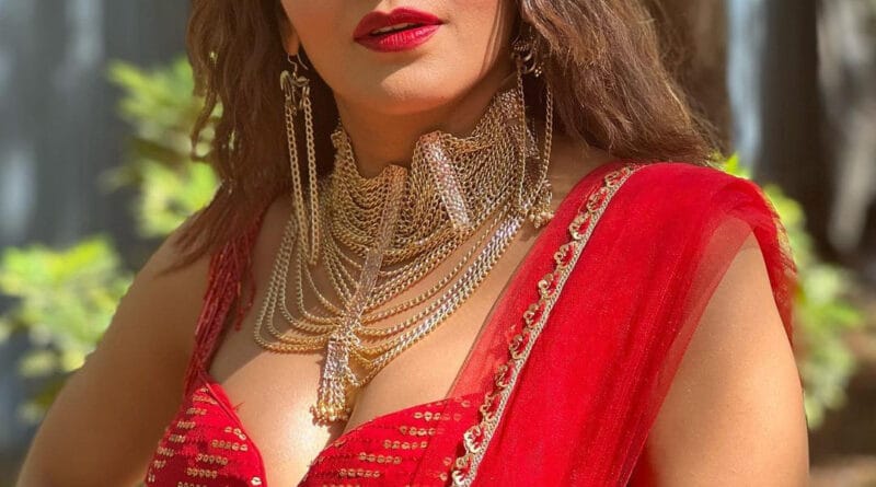 नजर फेम एक्ट्रेस मोनालिसा के 'घूंघट में चेहरा' वीडियो ने सोशल मीडिया पर मचाया तहलका