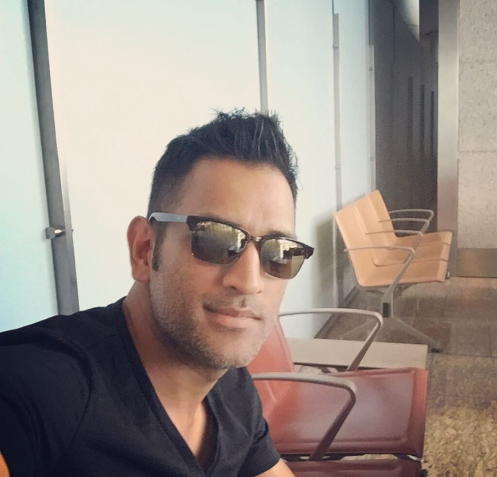 आईसीसी ने बीसीसीआई से कहा कि महेंद्र सिंह धोनी ने नियमों का उलंघन किया है। वह दस्तानों पर कोई निजी संदेश नहीं लिख सकते।