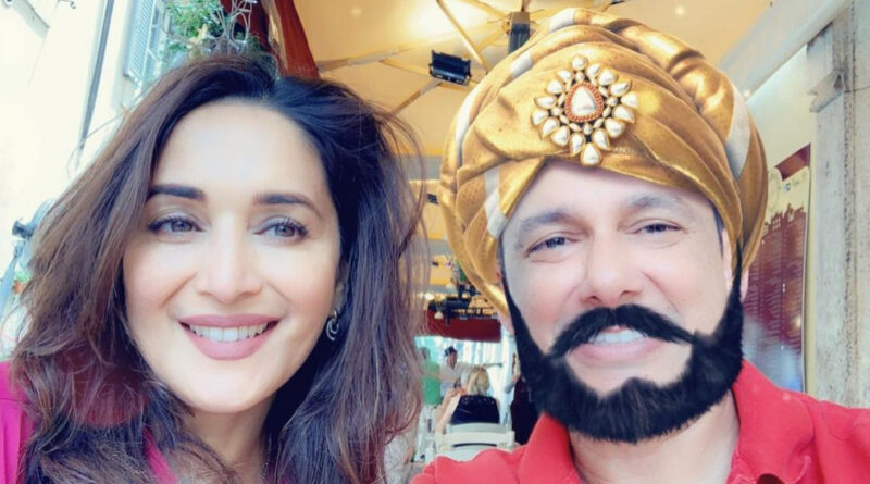 धक-धक गर्ल माधुरी दीक्षित ने पति श्रीराम नेने के साथ एक फोटो अपने इंस्टाग्राम एकाउंट और ट्विटर पर शेयर की है जो लोगों की चर्चा का विषय बनी हुई है। फोटो शेयर करते हुए माधुरी दीक्षित ने कैप्शन में लिखा ," अपने महाराजा के साथ इटली में। "