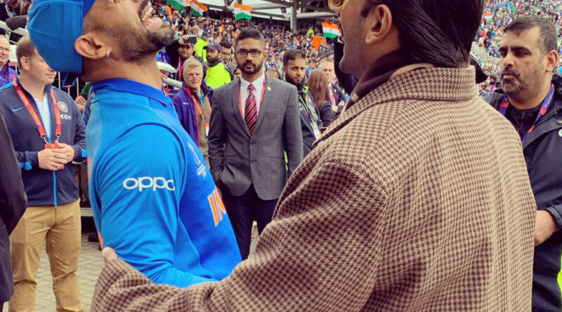 भारत और पाकिस्तान का मैनचेस्टर में मुकाबला शुरू हो चूका है। मैच के दौरान शिखर धवन और बॉलीवुड स्टार रणवीर सिंह को फोटो वायरल हो रही है।