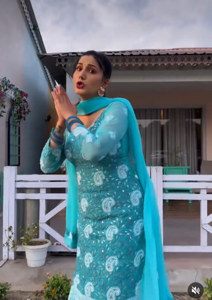 हरियाणवीं सिंगर और डांसर सपना चौधरी ने बहुत ही कम समय में इतनी ख्याति प्राप्त कर ली है। इस मुकाम तक पहुंचने का कारण सपना चौधरी का ज़बरदस्त डांस और अभिनय है।