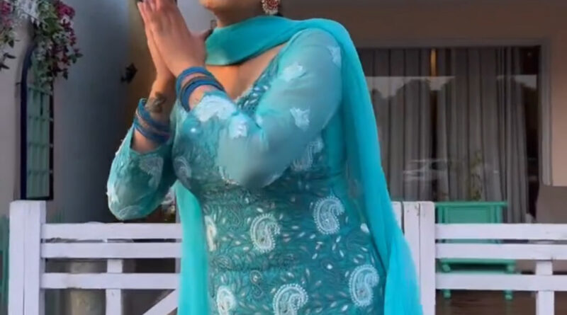 हरियाणवीं सिंगर और डांसर सपना चौधरी ने बहुत ही कम समय में इतनी ख्याति प्राप्त कर ली है। इस मुकाम तक पहुंचने का कारण सपना चौधरी का ज़बरदस्त डांस और अभिनय है।