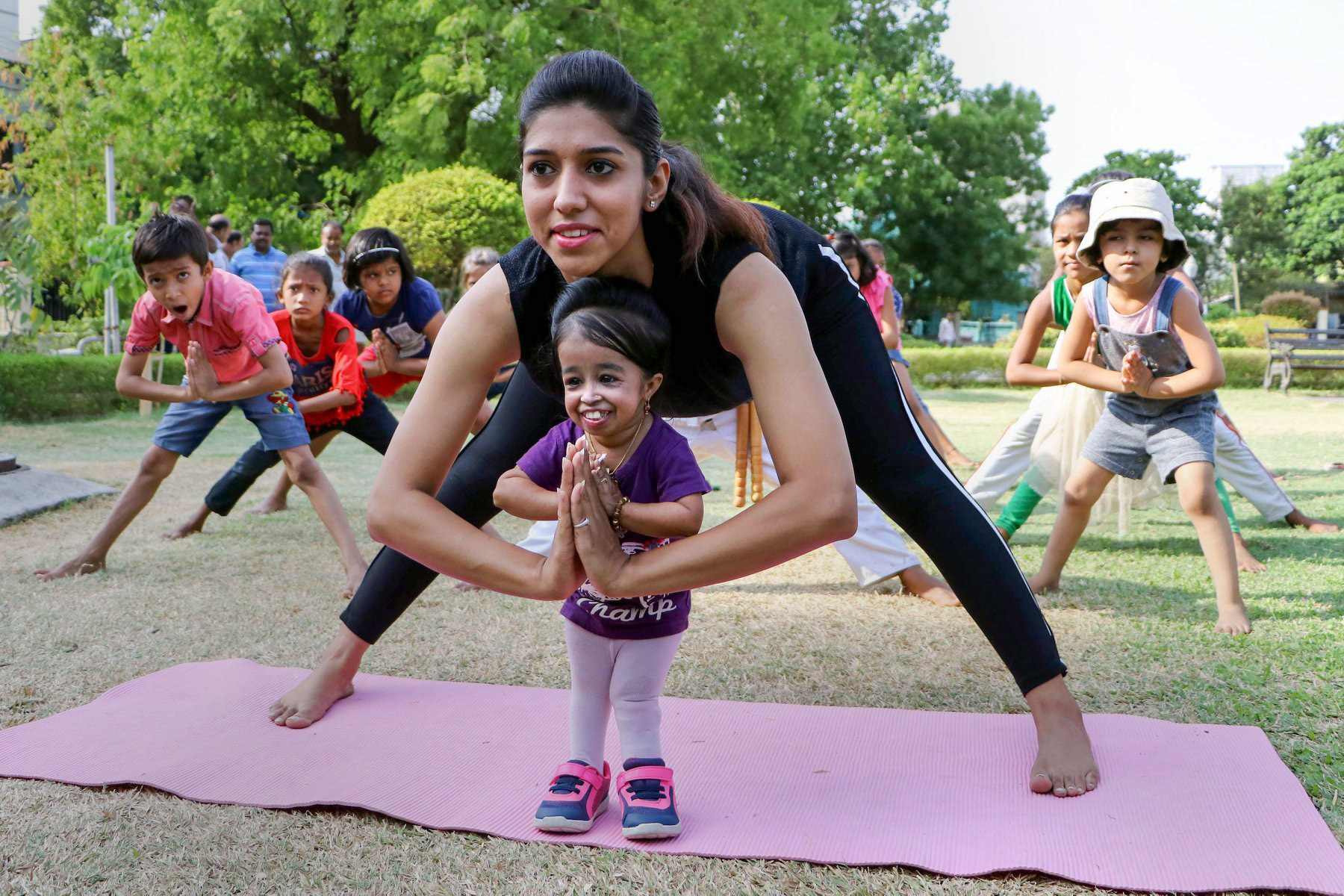 विश्व की सबसे छोटी महिला ज्योति आमगे ने किया योगा