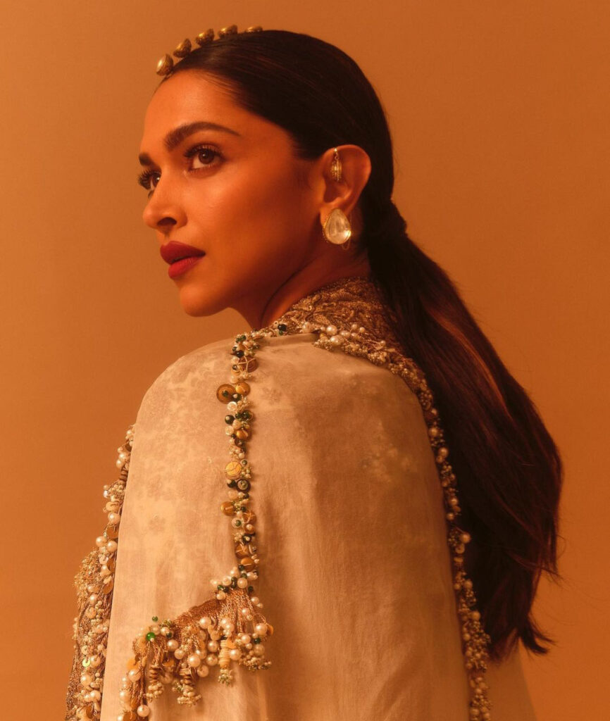Deepika Padukone ग्रीन कलर की ड्रेस पहनने पर ट्रोल हुई