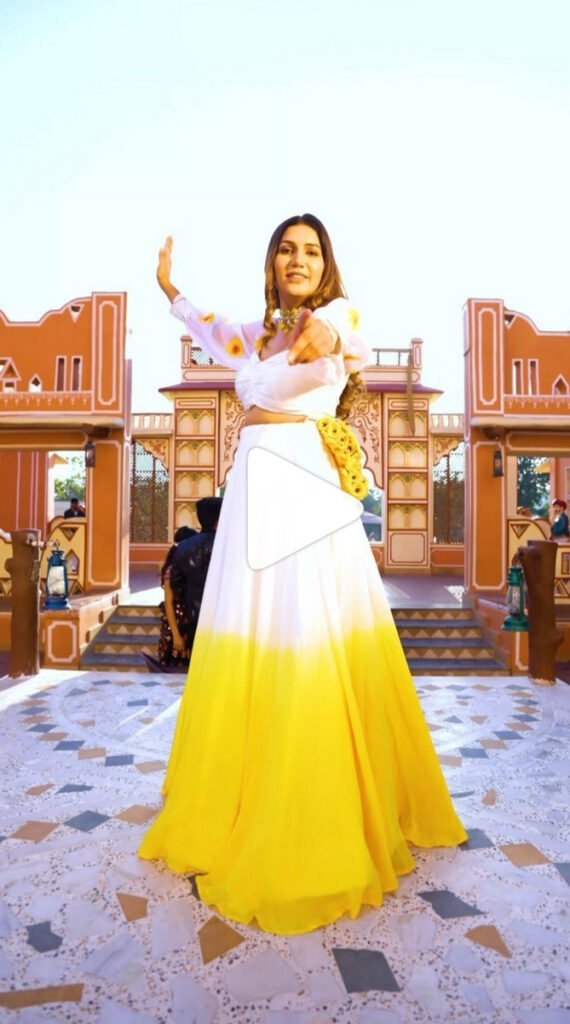 हरियाणवी डांसर सपना चौधरी किसी पहचान की मोहताज नही है। हरियाणा की ऑर्केस्ट्रा स्टेज से निकली बिग बॉस के रास्ते बॉलीवुड तक पहुंच गई है। सपना चौधरी म्यूजिक एल्बमों तक भी पहुंच गई है।