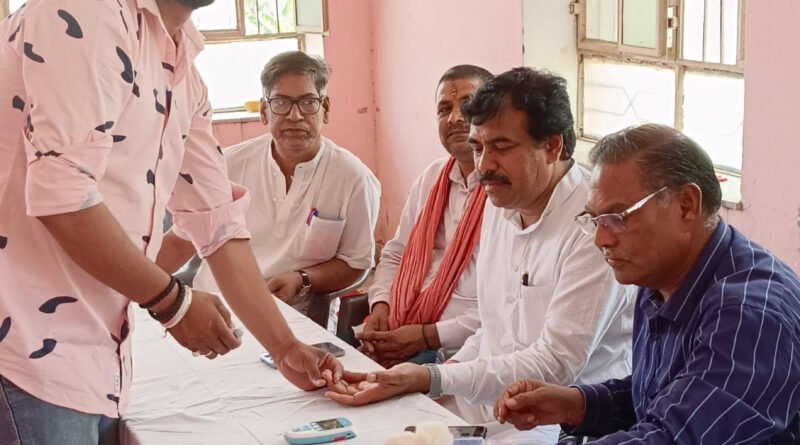 डायबिटीज़ का अगर शुरू में ही इलाज न करवाया जाए तो यह आपके लिए खतरनाक साबित हो सकती है। जानिए ऐसे लक्षण जो इस बीमारी की तरफ इशारा करते हैं। अगर आप में ये लक्षण पाए जाते हैं तो तुरंत डॉक्टर की सलाह लें और चेकअप करवाएं।