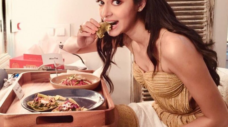 तारा सुतारिया के साथ स्टूडेंट ऑफ़ द ईयर 2 से बॉलीवुड में डेब्यू कर सुर्ख़ियों में आई अभिनेत्री अनन्या पांडे खाने में सबसे ज्यादा बटर चिकन पसंद करती हैं। किड स्टार ने अपने इंस्टाग्राम एकाउंट पर एक फोटो शेयर की है ,जिसमें लजीज बटर चिकन का आनंद लेती हुई दिखाई दे रही हैं।