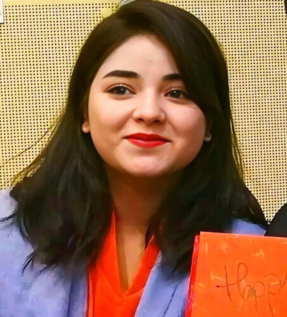 सोशल मीडिया पर एक लंबी पोस्ट में, ज़ायरा वसीम ने लिखा कि वह "अपने काम की रेखा से खुश नहीं थीं क्योंकि यह उनके विश्वास और धर्म के साथ हस्तक्षेप था।"