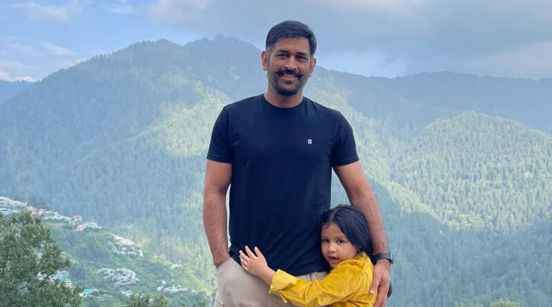 वर्ल्ड कप 2019 में एमएस धोनी को अपनी धीमी बल्लेबाजी के कारण प्रशंसकों का ही नहीं बल्कि कई पूर्व क्रिकेटरों की तीखी आलोचना का का सामना करना पड़ा।महेंद्र सिंह धोनी काफी पहले टेस्ट मैच से संन्यास ले चुके हैं।