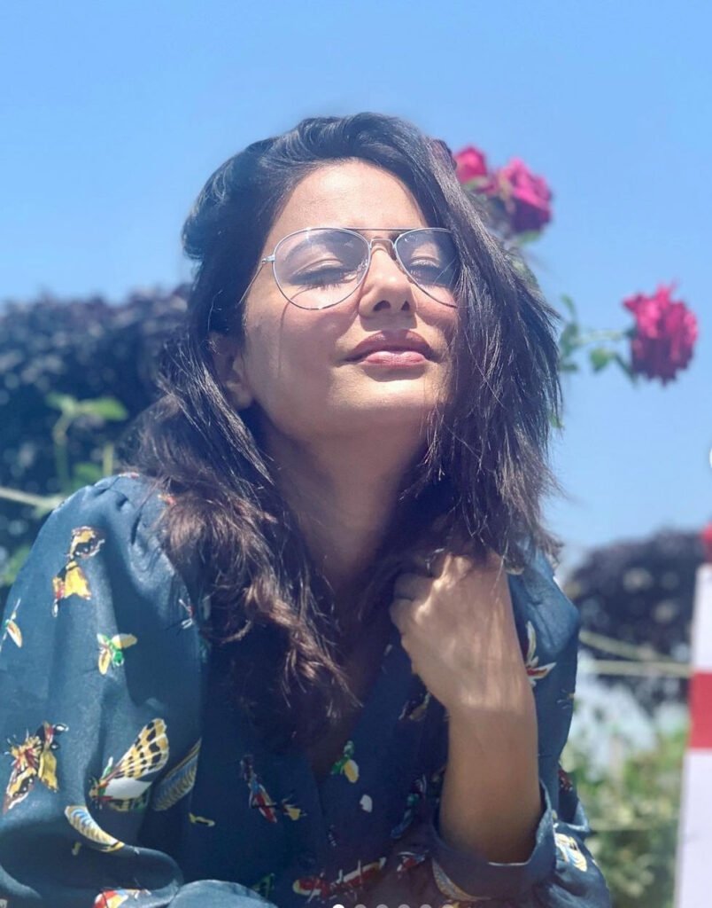 बॉलीवुड अभिनेत्री हिना खान ने एक फोटो अपने इंस्टाग्राम एकाउंट पर शेयर की है। इस फोटो में हिना खान डेज़ी (गुलबहार) के फूल की तरह खूबसूरत लग रही है। सोशल मीडिया पर बॉलीवुड दिवा की ये फोटो खूब वायरल हो रही है।