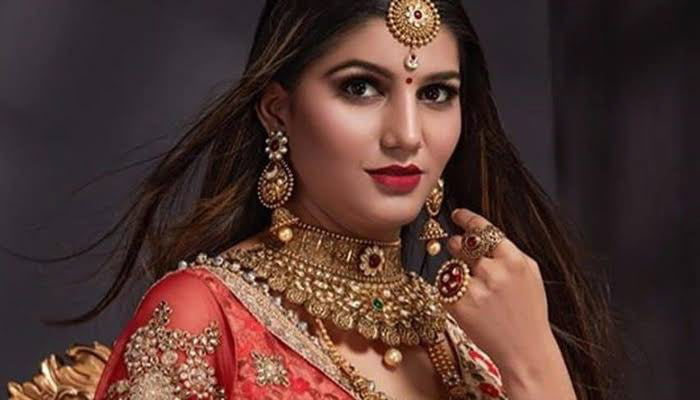 हरियाणा की डांसर सपना चौधरी और पंजाबी सिंगर कप्तान सिंह का एक नया पंजाबी गाना रिलीज हुआ है। हरियाणवी और पंजाबी कलाकारों का ये वीडियो सोशल मीडिया पर खूब वायरल हो रहा है।